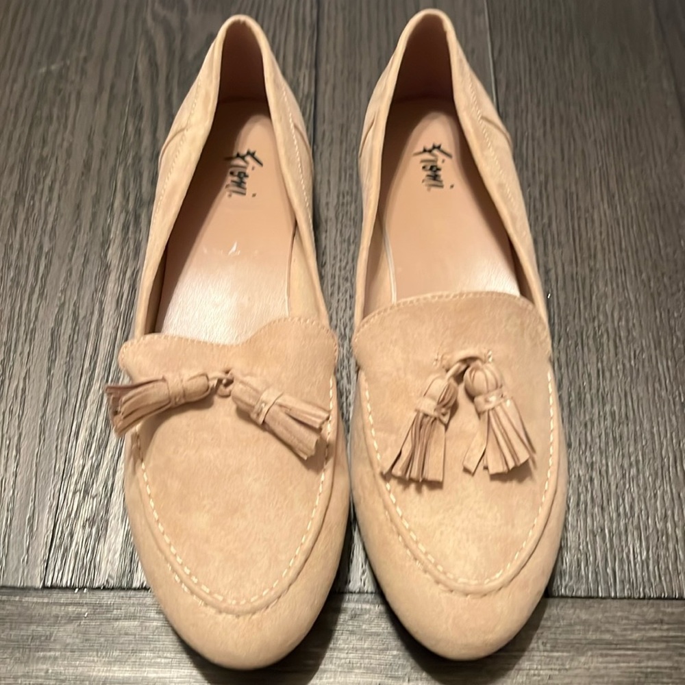 ☘️Fioni Womens tan Beige Faux Leather Suede Tasseled Loafers Almond Toe Size 9